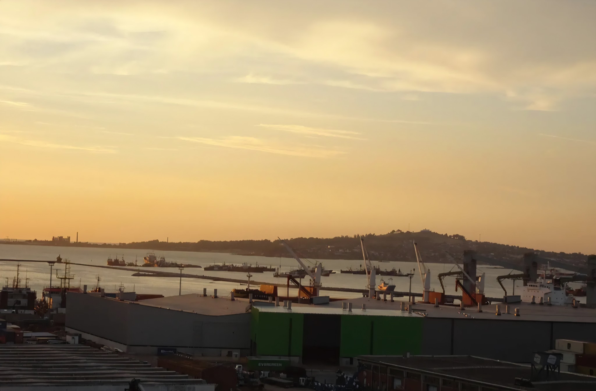 Exclusivo Apartamento de 1 Dormitorio con Vistas Panorámicas a la Bahía en Esquina Privilegiada (Rondeau y Asunción) · Foto 3