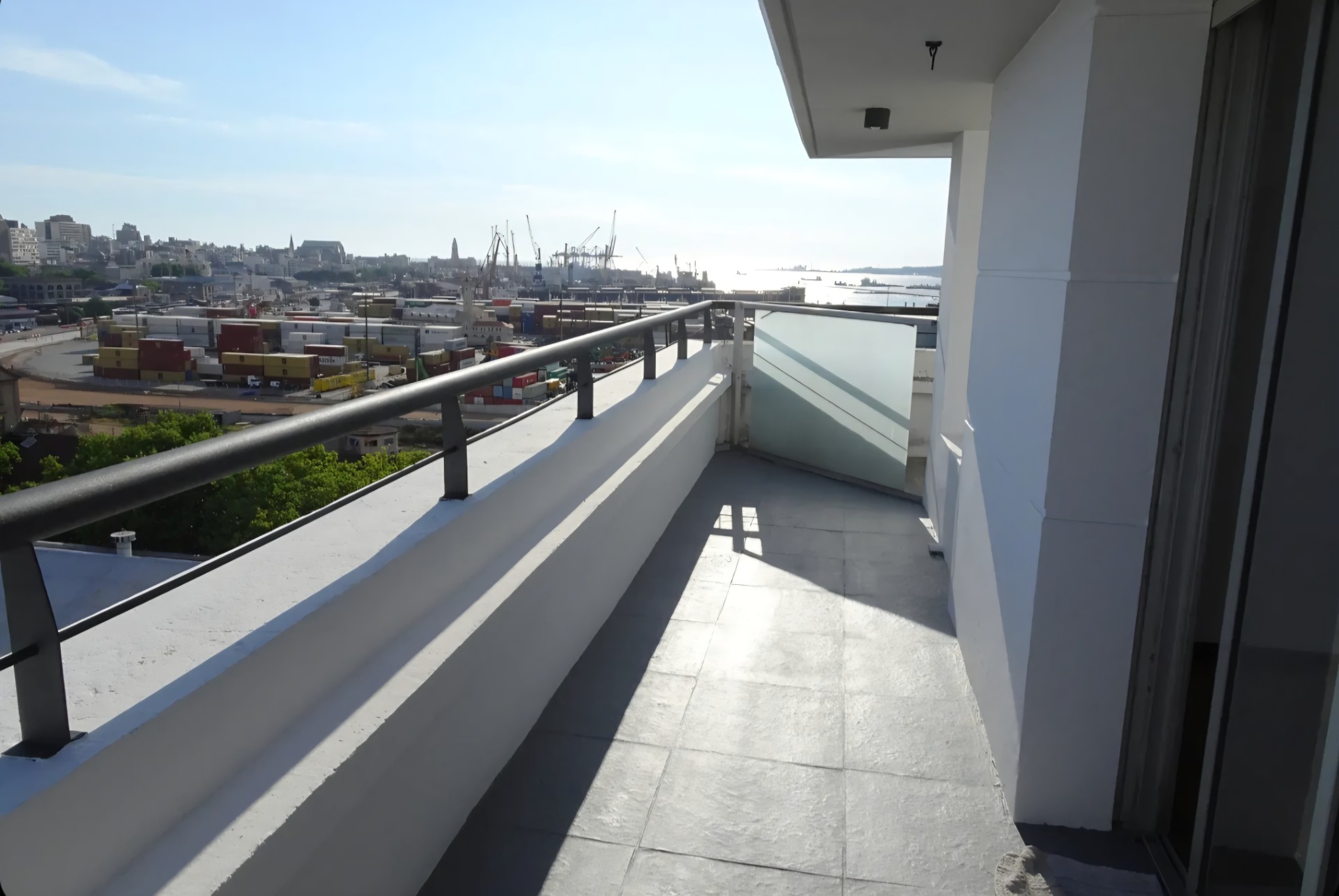 Exclusivo Apartamento de 1 Dormitorio con Vistas Panorámicas a la Bahía en Esquina Privilegiada (Rondeau y Asunción) · Foto 1