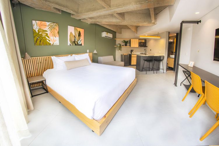 Edificio en venta en Los Pinos, Medellín, 1800 m² · foto 2 de 14