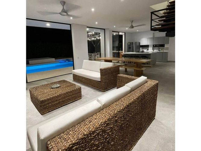Casa de 4 alcobas en venta en Las Varas, Ricaurte, 220 m² · foto 3 de 24