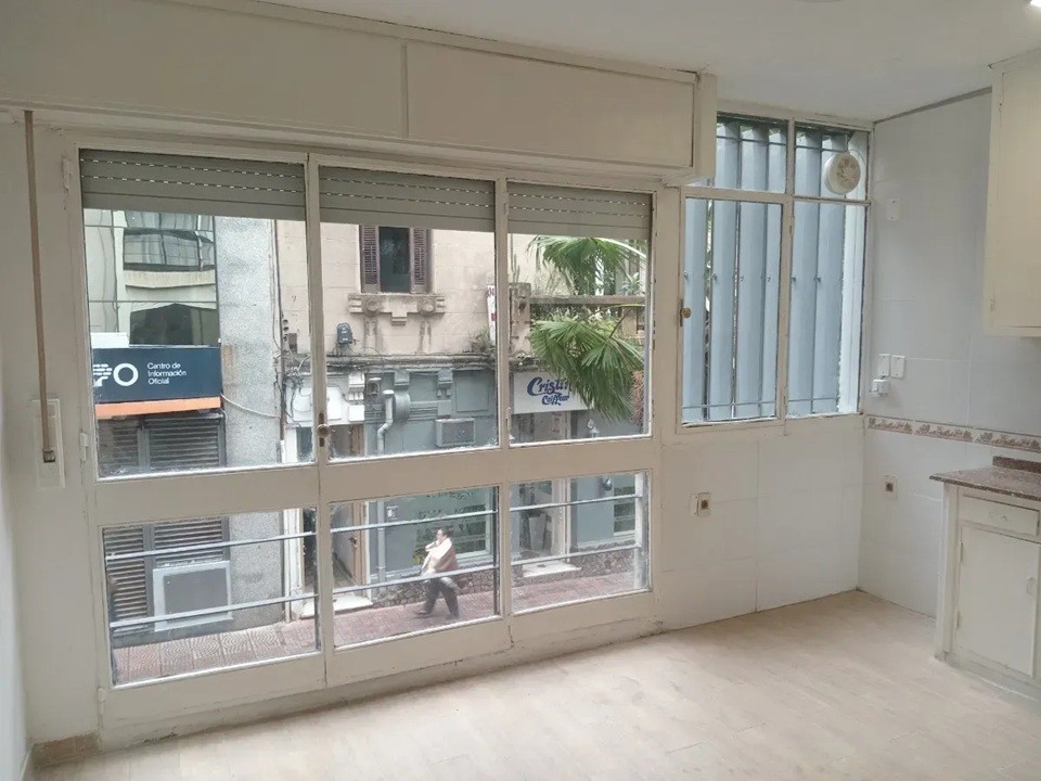 Alquiler En El Centro De 1 Dormitorio Y 2 Baños, Piso 1 Por Ascensor Al Frente, Aire Acondicionado, Patio Lavadero · Foto 1