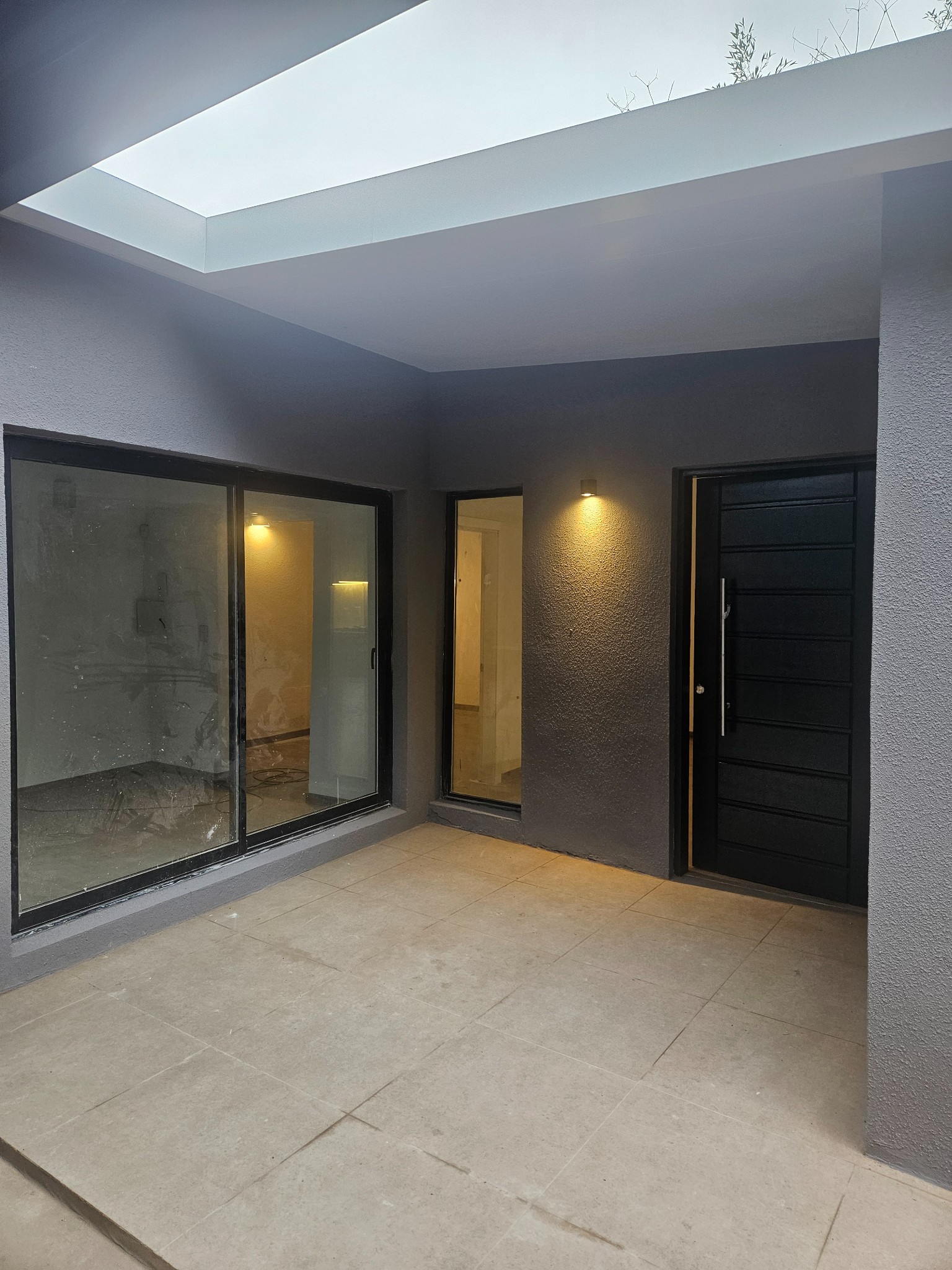Casa En Planta Baja 1 Dormitorio y 1 Escritorio Con Parrillero Y Cochera