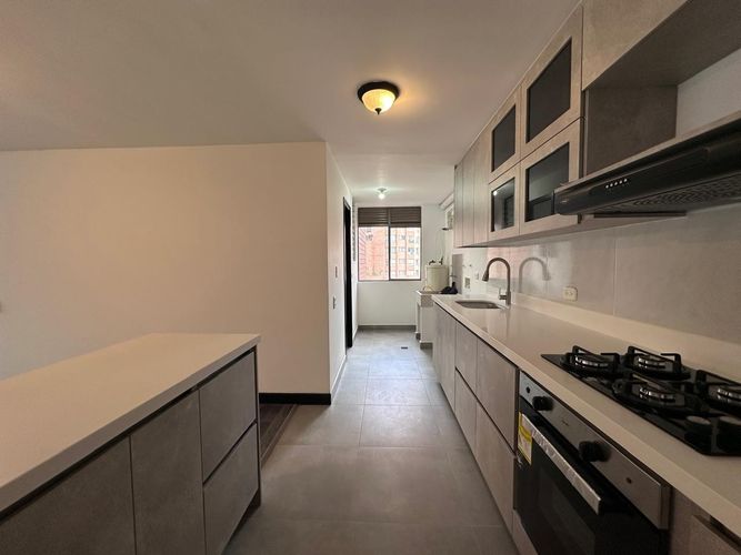 Apartamento de 2 alcobas en arriendo en El Poblado, Medellín, 119 m² · foto 8 de 17