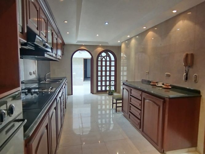 Casa de 4 alcobas en venta en Los Cedritos, Bogotá, 272 m² · foto 1 de 24