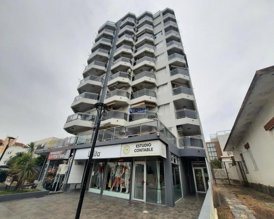 APARTAMENTO EN VENTA EN PIRIAPOLIS, FRENTE AL MAR