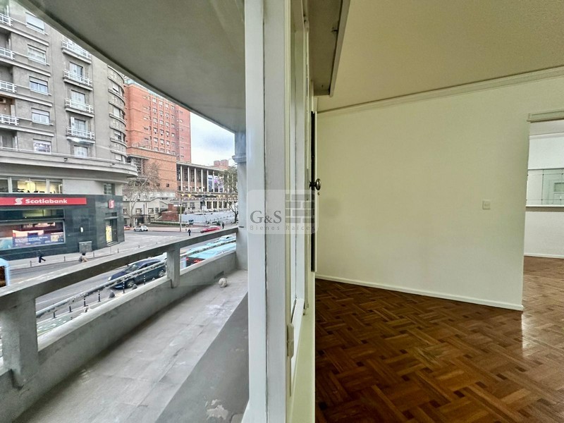 Amplio apartamento en alquiler sobre 18 de julio con vistas al Gaucho