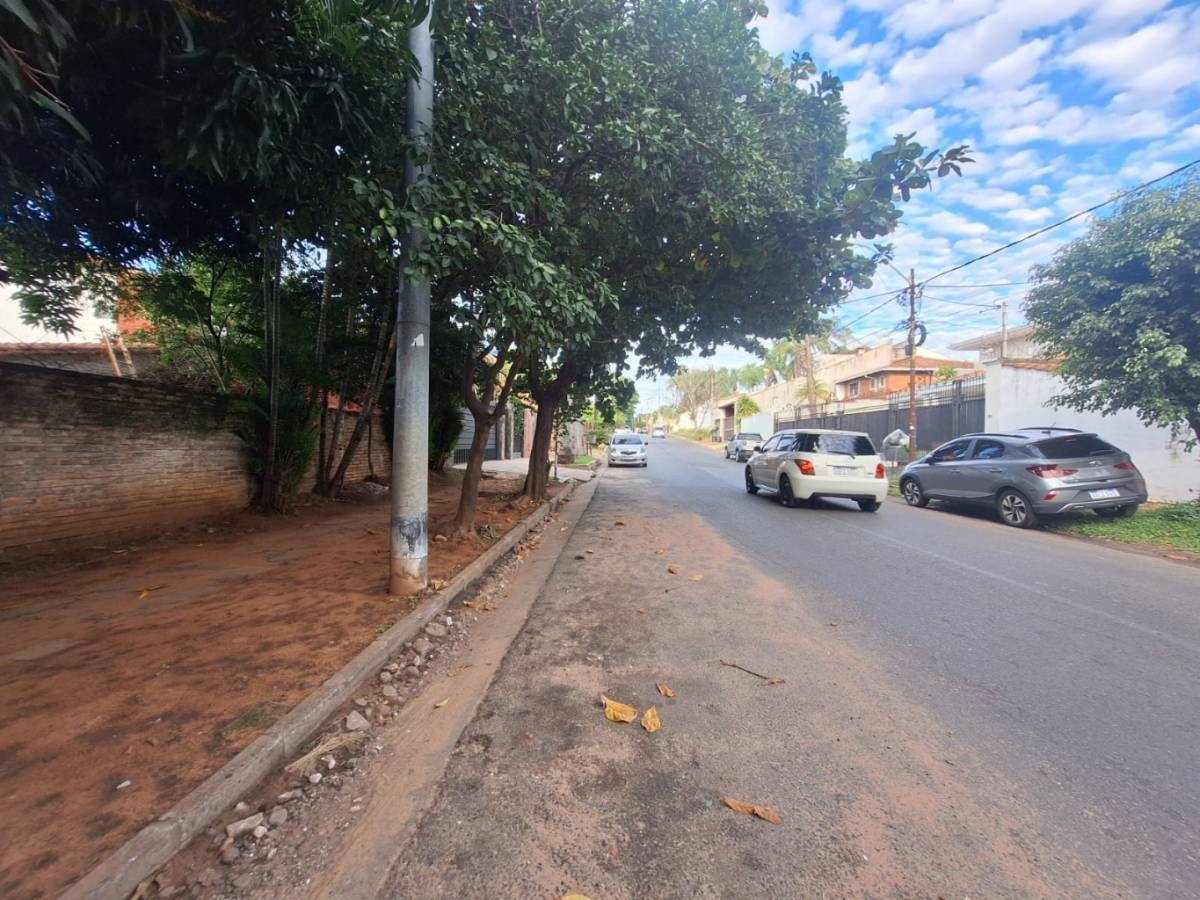 Vendo importante terreno en esquina - Barrio Los Laureles - Asunción — foto 2