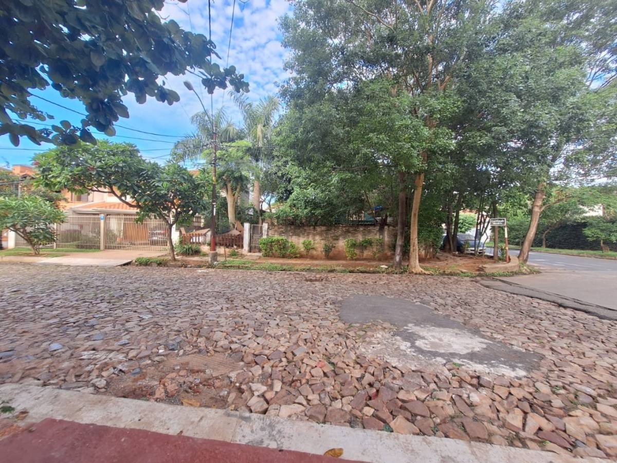 Vendo importante terreno en esquina - Barrio Los Laureles - Asunción — foto 3