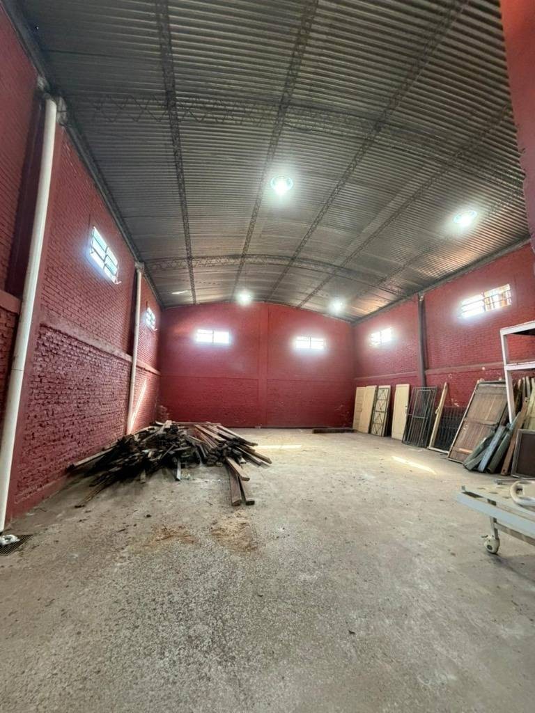 Vendo terreno con edificación a demoler o refaccionar en barrio Santísima Trinidad - Asunción — foto 2