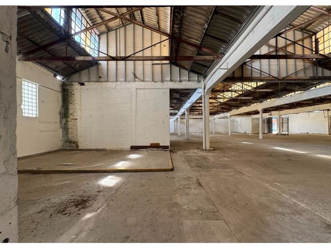 Bodega en arriendo en Los Naranjos, Itagüí, 2400 m² · foto 3 de 10
