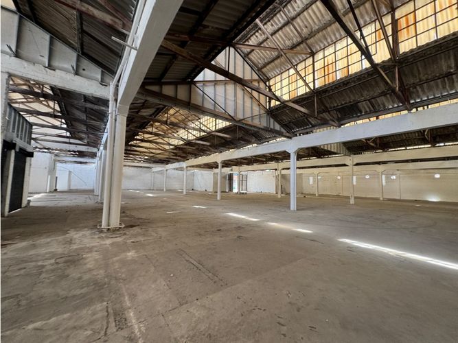 Bodega en arriendo en Los Naranjos, Itagüí, 2400 m² · foto 5 de 10