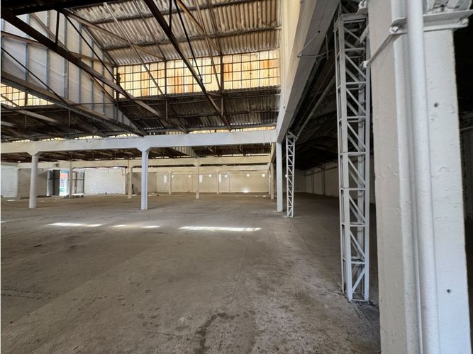 Bodega en arriendo en Los Naranjos, Itagüí, 2400 m² · foto 6 de 10