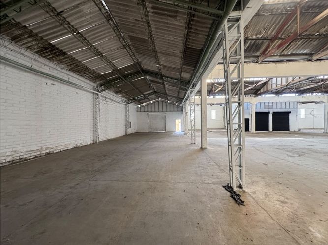 Bodega en arriendo en Los Naranjos, Itagüí, 2400 m² · foto 7 de 10