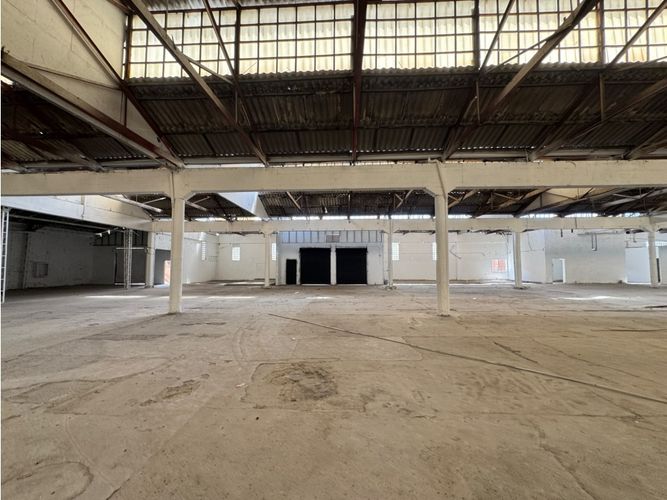 Bodega en arriendo en Los Naranjos, Itagüí, 2400 m² · foto 8 de 10