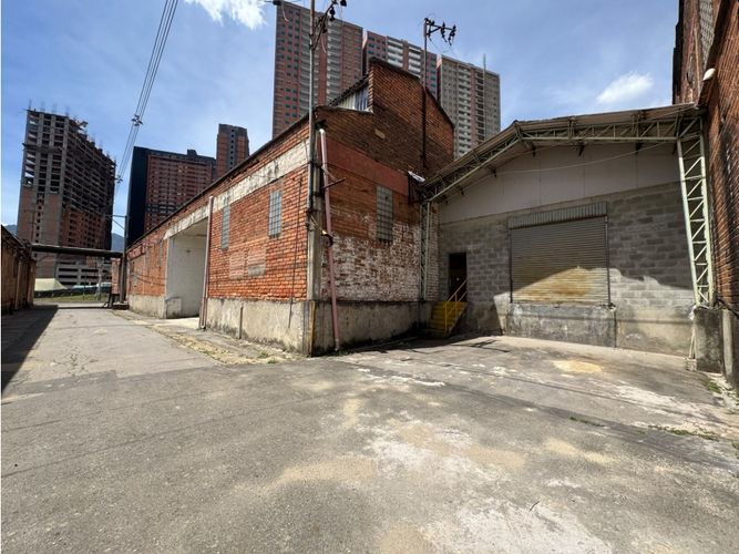 Bodega en arriendo en Los Naranjos, Itagüí, 2400 m² · foto 10 de 10