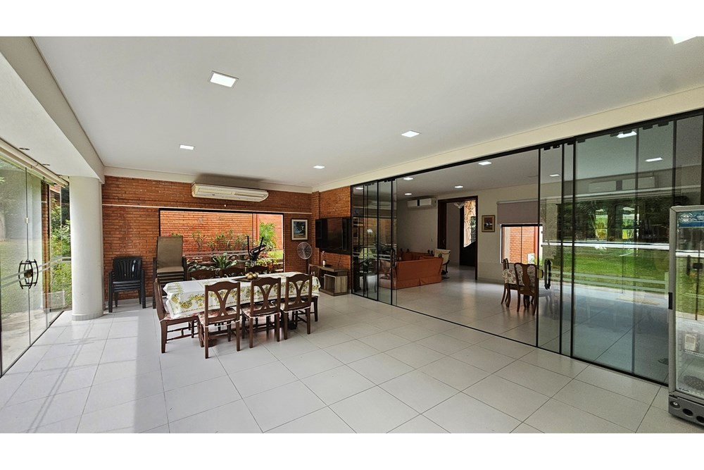 Espectacular Casa de 1 Piso con Piscina, 5 Baños y 6 Garajes: Tu Oasis en Venta — foto 3