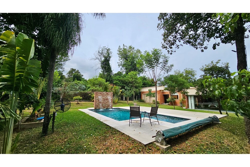 Espectacular Casa de 1 Piso con Piscina, 5 Baños y 6 Garajes: Tu Oasis en Venta — foto 2