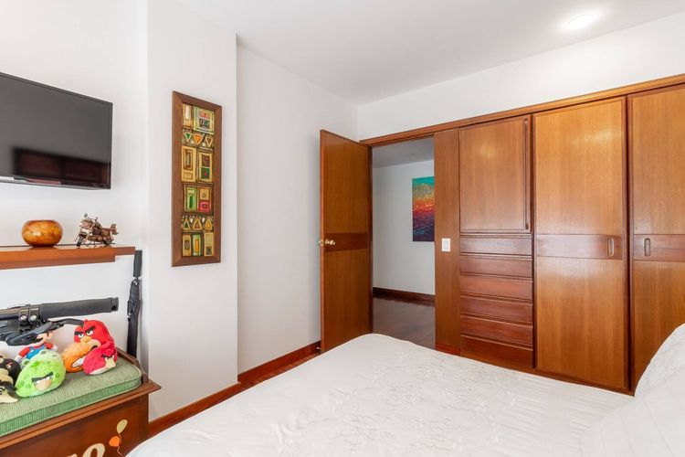 Apartamento de 3 alcobas en venta en Chicó Reservado, Bogotá, 184 m² · foto 10 de 23
