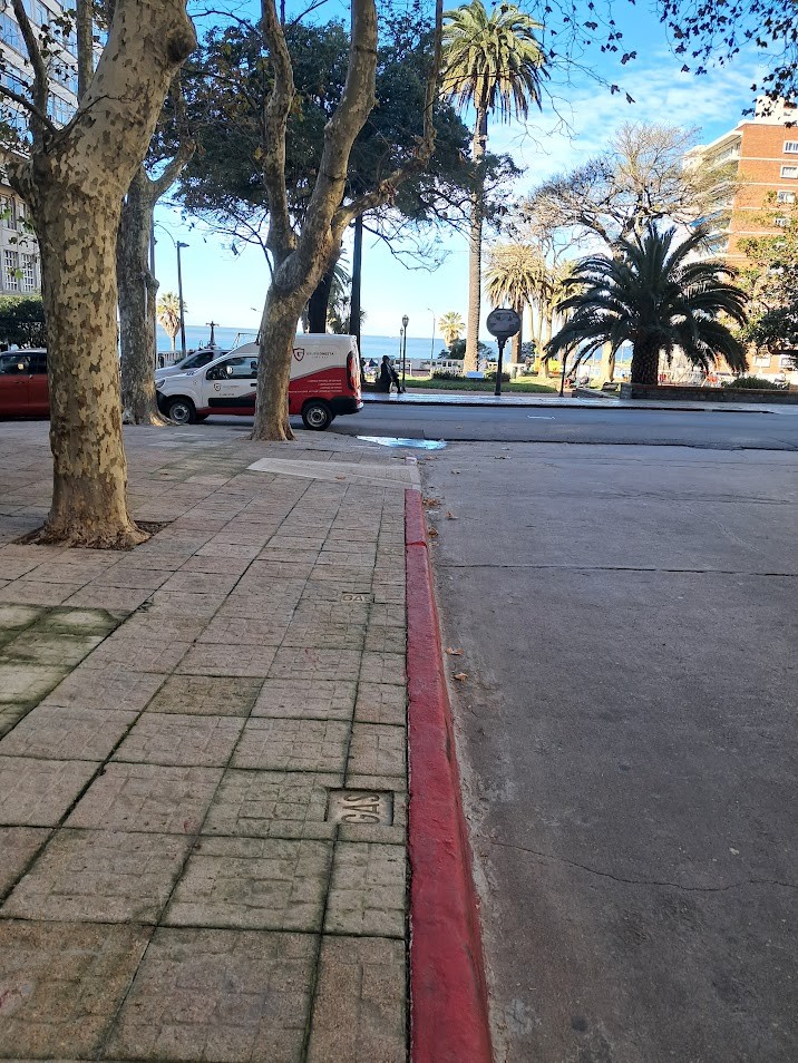 Exclusivo apartamento en Punto excepcional, frente a Plaza Gomensoro. Confort, funcionalidad y vistas inigualables.