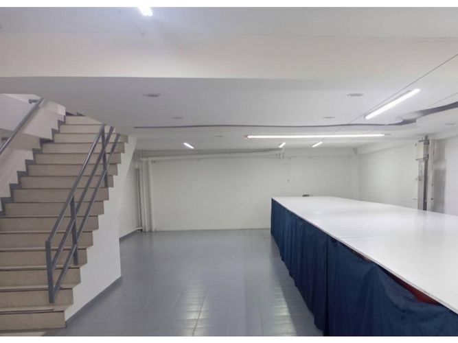 Bodega en arriendo en Cristo Rey, Medellín, 387 m² · foto 2 de 6