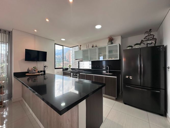 Apartamento de 3 alcobas en arriendo en El Poblado, Medellín, 180 m² · foto 4 de 19