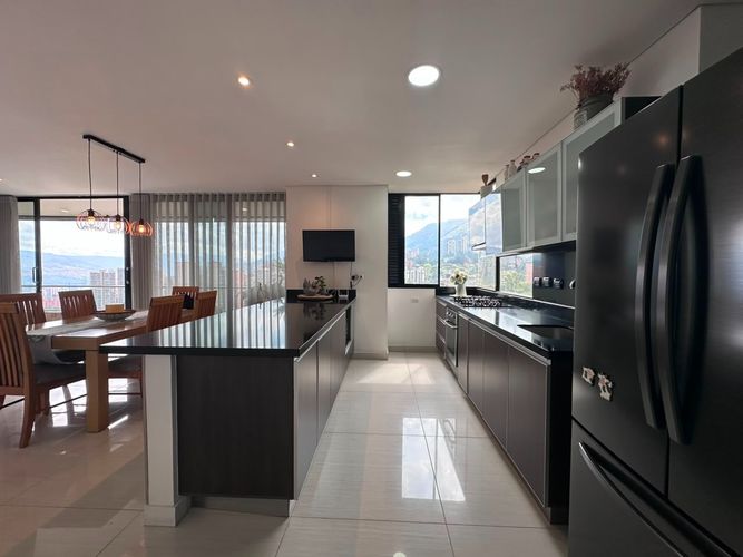 Apartamento de 3 alcobas en arriendo en El Poblado, Medellín, 180 m² · foto 5 de 19
