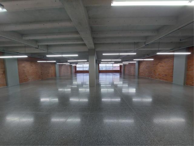 Local en arriendo en El Poblado, Medellín, 466 m² · foto 2 de 21