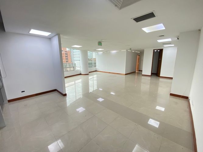 Oficina en arriendo en Los Balsos, Medellín, 108 m² · foto 5 de 9