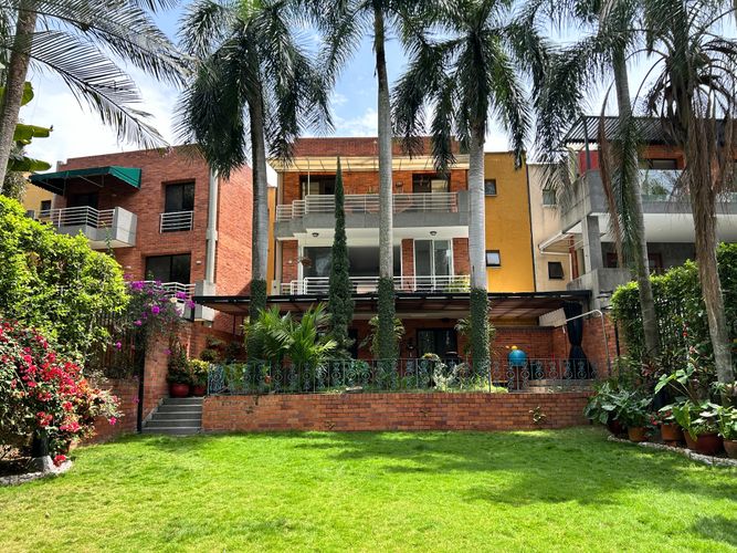Casa de 4 alcobas en venta en Ciudad Jardin, Cali, 390 m² · foto 1 de 24