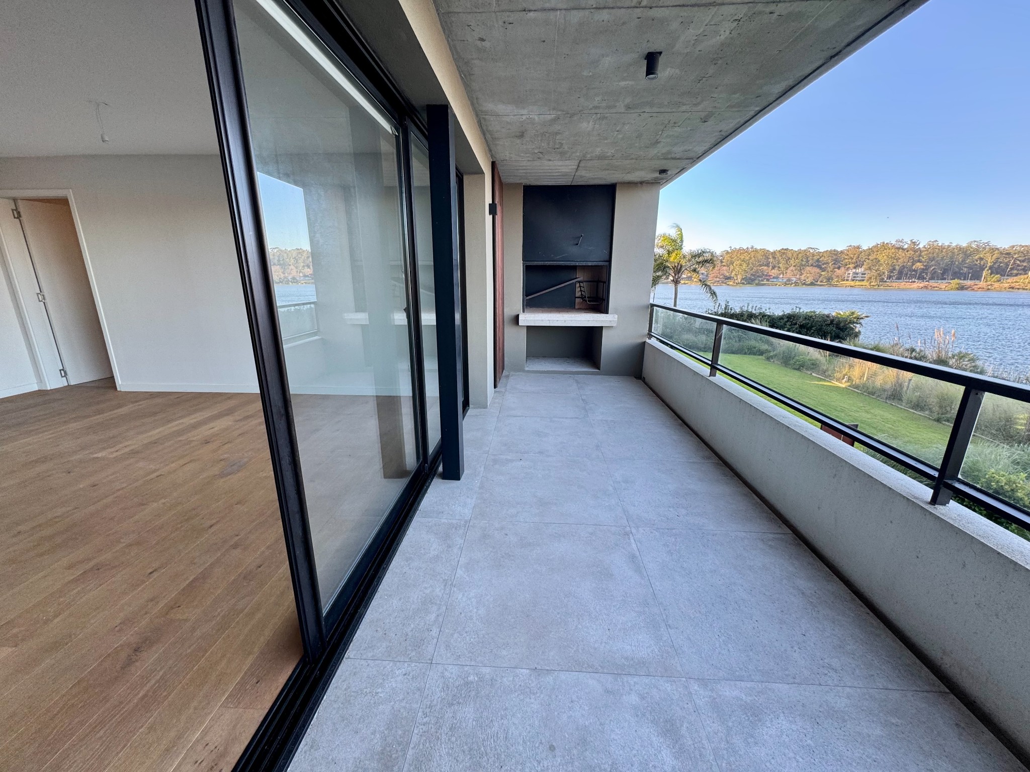 Alquiler apartamento 2 dormitorios en Avenida de las Américas Parque Miramar con vista al lago