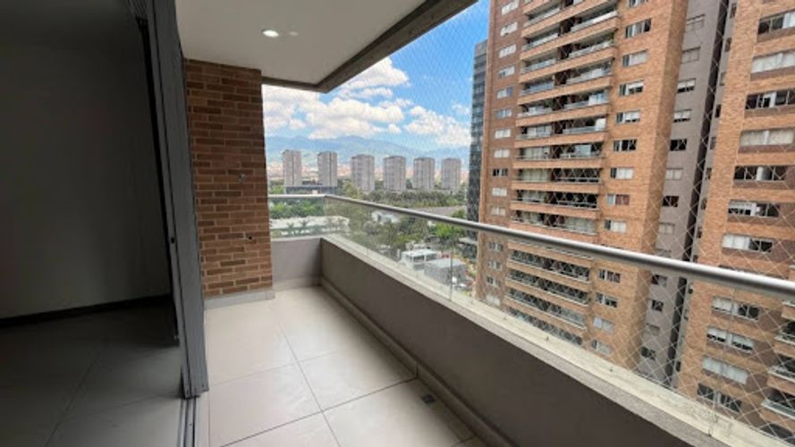 Apartamento de 2 alcobas en arriendo en Ciudad Del Río, Medellín, 82 m² · foto 3 de 16