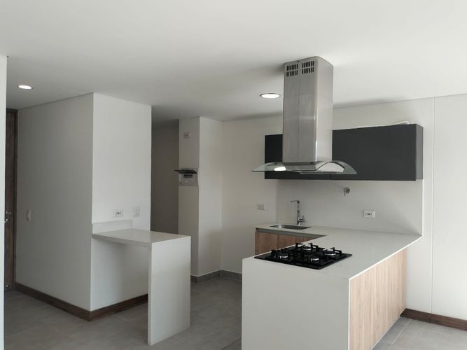 Apartamento de 2 alcobas en venta en El Poblado, Medellín, 86 m² · foto 5 de 16
