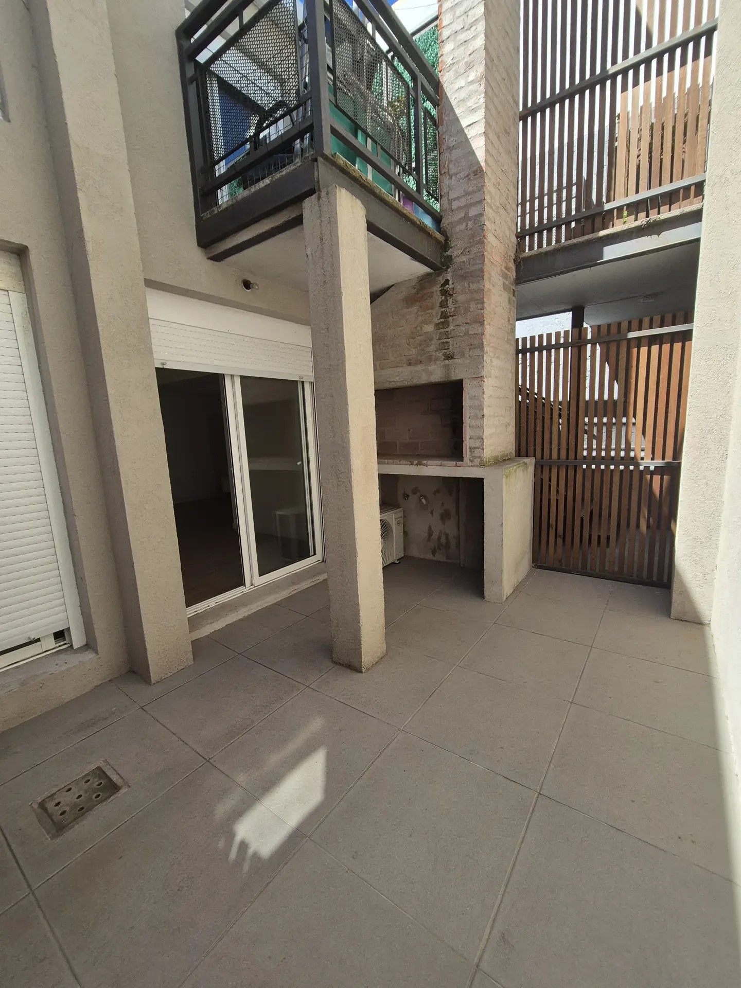 VA497 / APTO. DE 1 DORMITORIO, MUY ILUMINADO, CON PATIO Y PARRILLERO – TRES CRUCES.