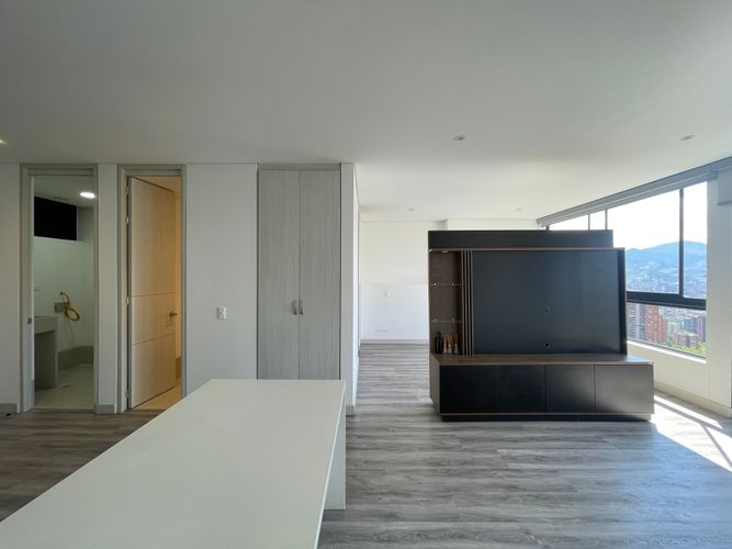 Apartaestudio en venta en El Poblado, Medellín, 57 m² · foto 5 de 14