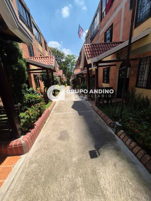 Casa de 4 alcobas en venta en Granjas De Provenza, Bucaramanga, 270 m² · foto 2 de 24