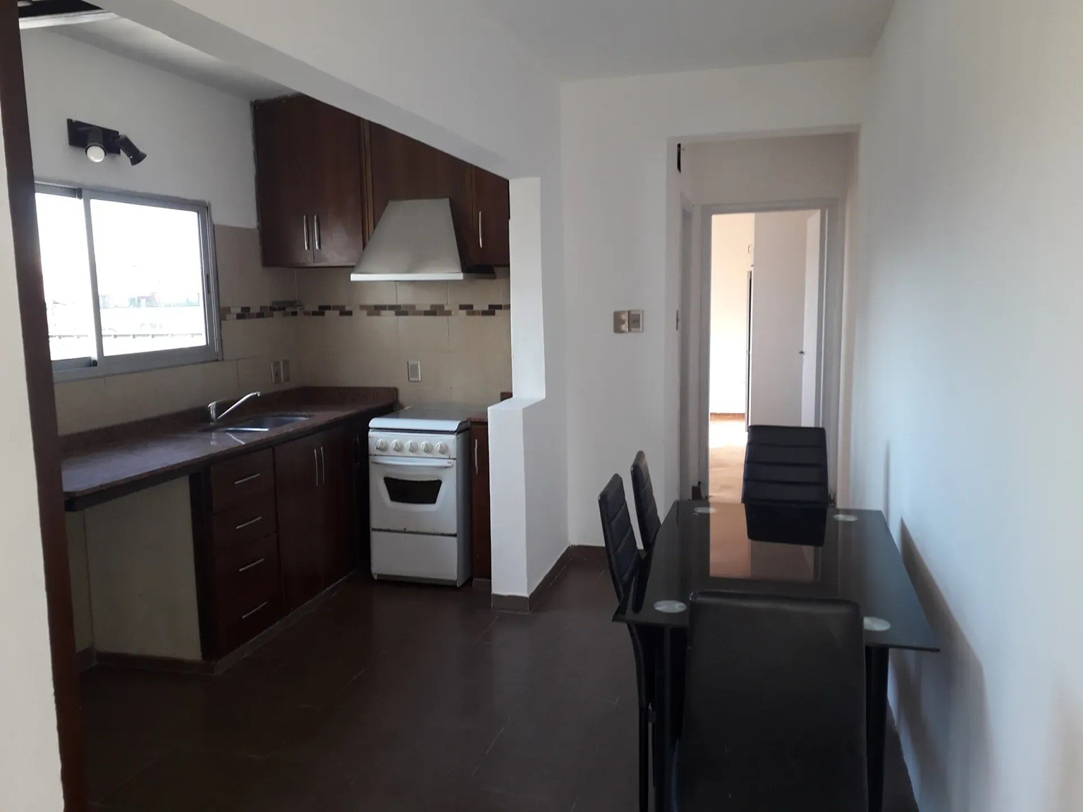 ALQUILER EN EL CENTRO, PENTHOUSE DE 1 DORMITORIO, PISO 8, AMPLIA TERRAZA, GASTOS COMUNES BAJOS · Foto 3