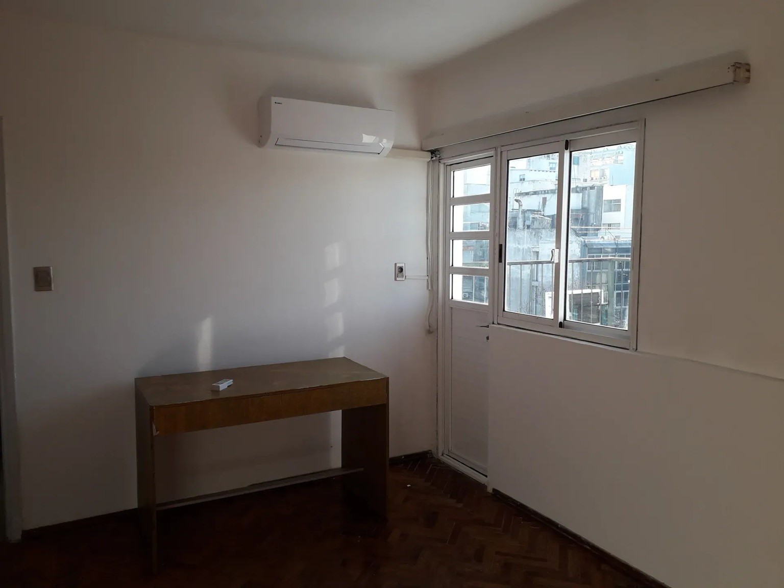 ALQUILER EN EL CENTRO, PENTHOUSE DE 1 DORMITORIO, PISO 8, AMPLIA TERRAZA, GASTOS COMUNES BAJOS · Foto 5