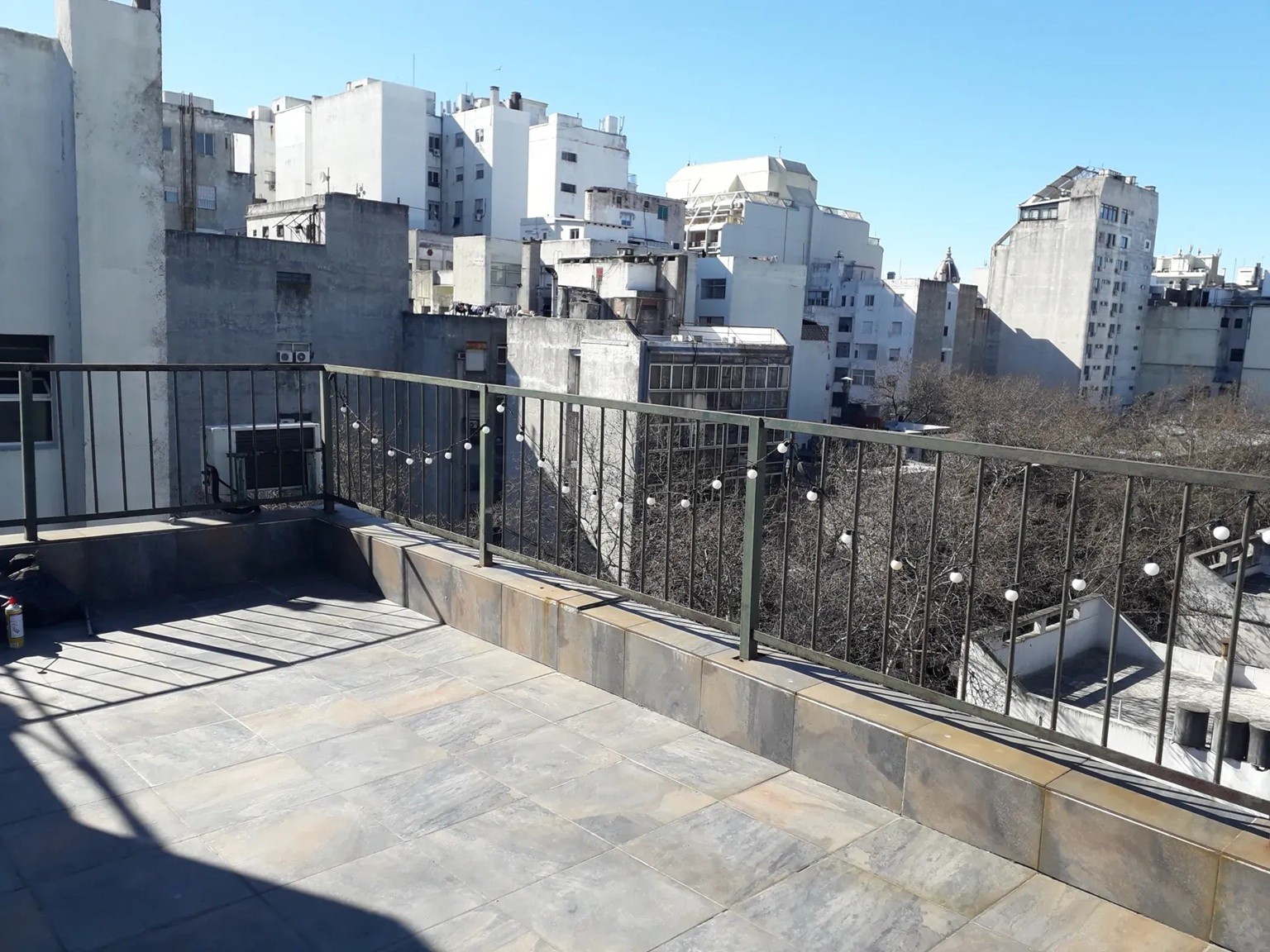 ALQUILER EN EL CENTRO, PENTHOUSE DE 1 DORMITORIO, PISO 8, AMPLIA TERRAZA, GASTOS COMUNES BAJOS · Foto 1