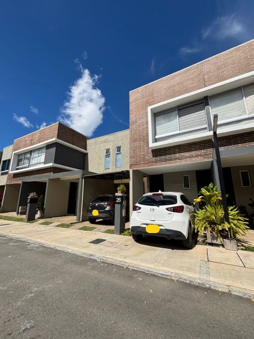 $900.000.000 en Urbanización Antigua