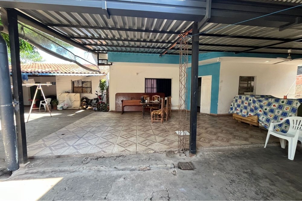 Casa Ecléctica con 5 Baños, 4 Garajes y Amplia Terraza Rústica — foto 3