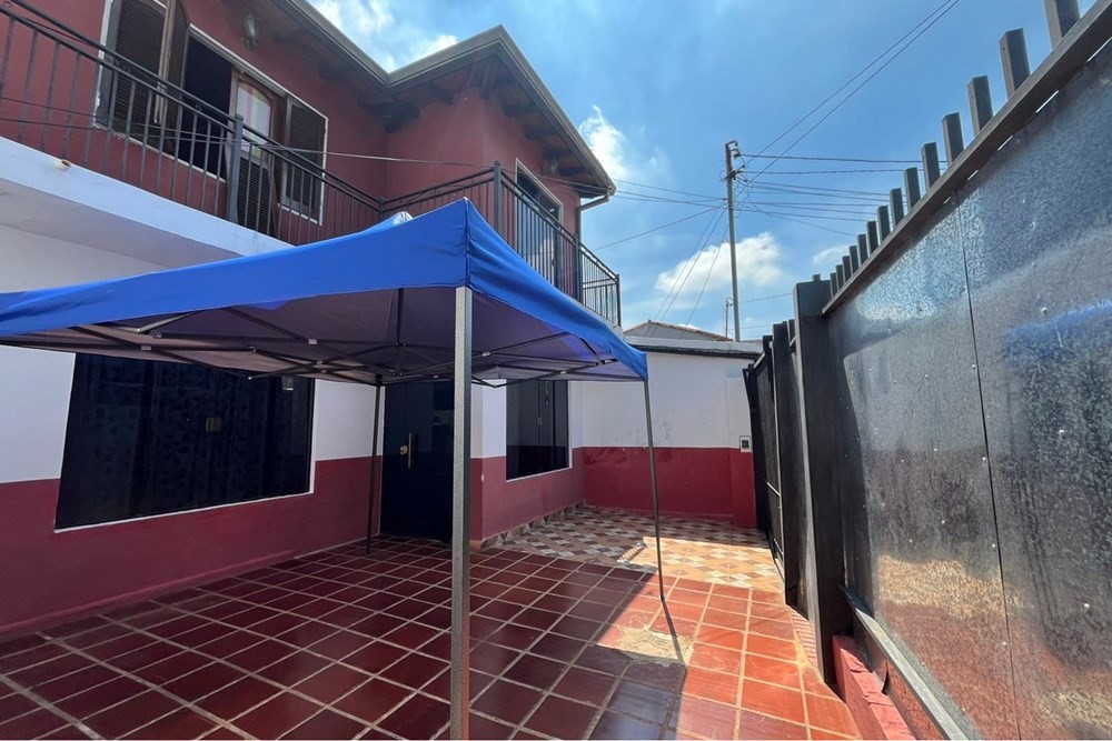 Casa Ecléctica con 5 Baños, 4 Garajes y Amplia Terraza Rústica — foto 2