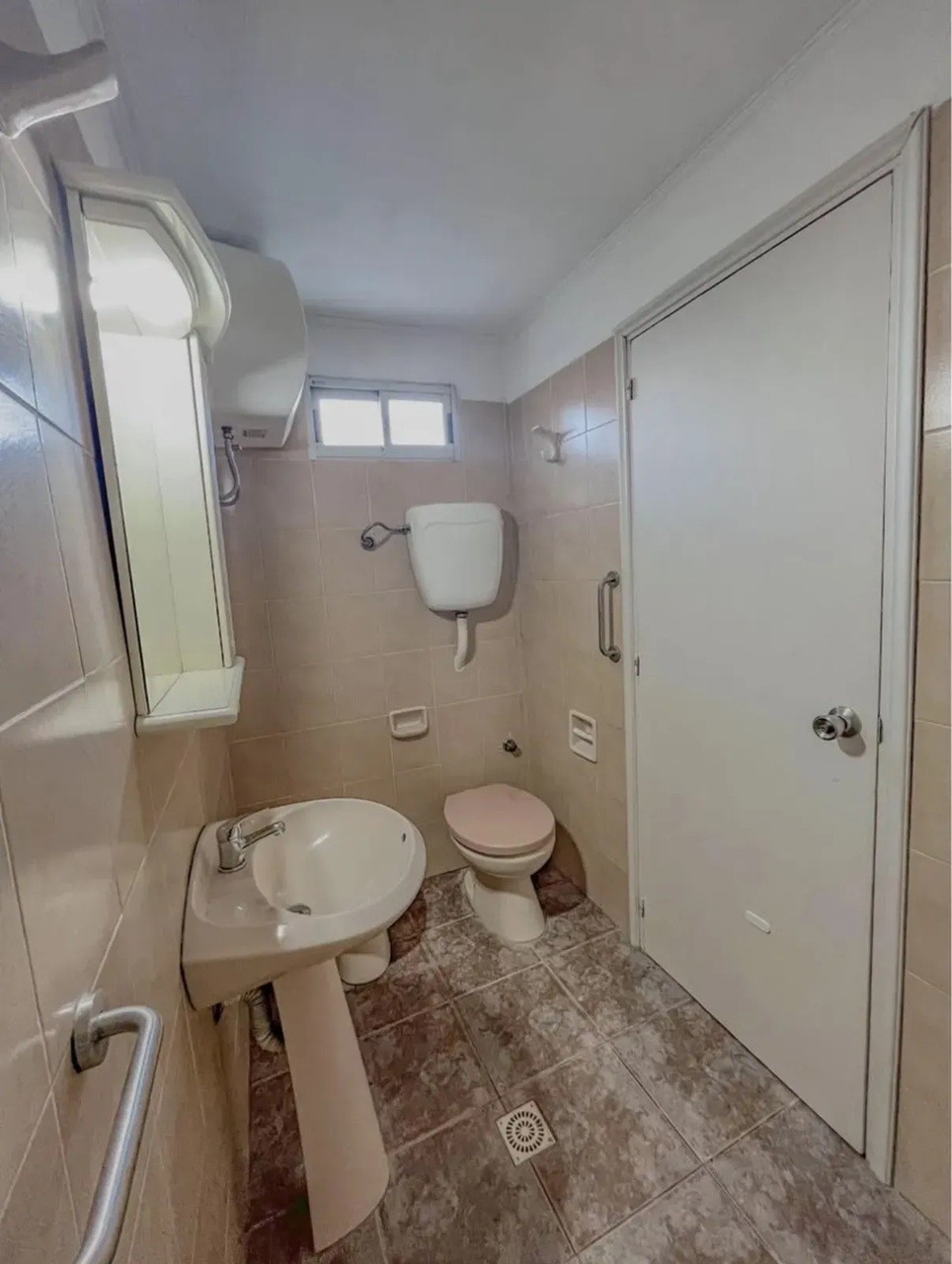 ALQUILER EN BUCEO, CASA DE 1 DORMITORIO AL FRENTE, PATIO EXCLUSIVO, AIRE Y PLACARES · Foto 7
