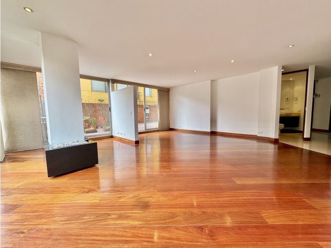 Apartamento de 3 alcobas en venta en Chico, Bogotá, 138 m² · foto 2 de 18