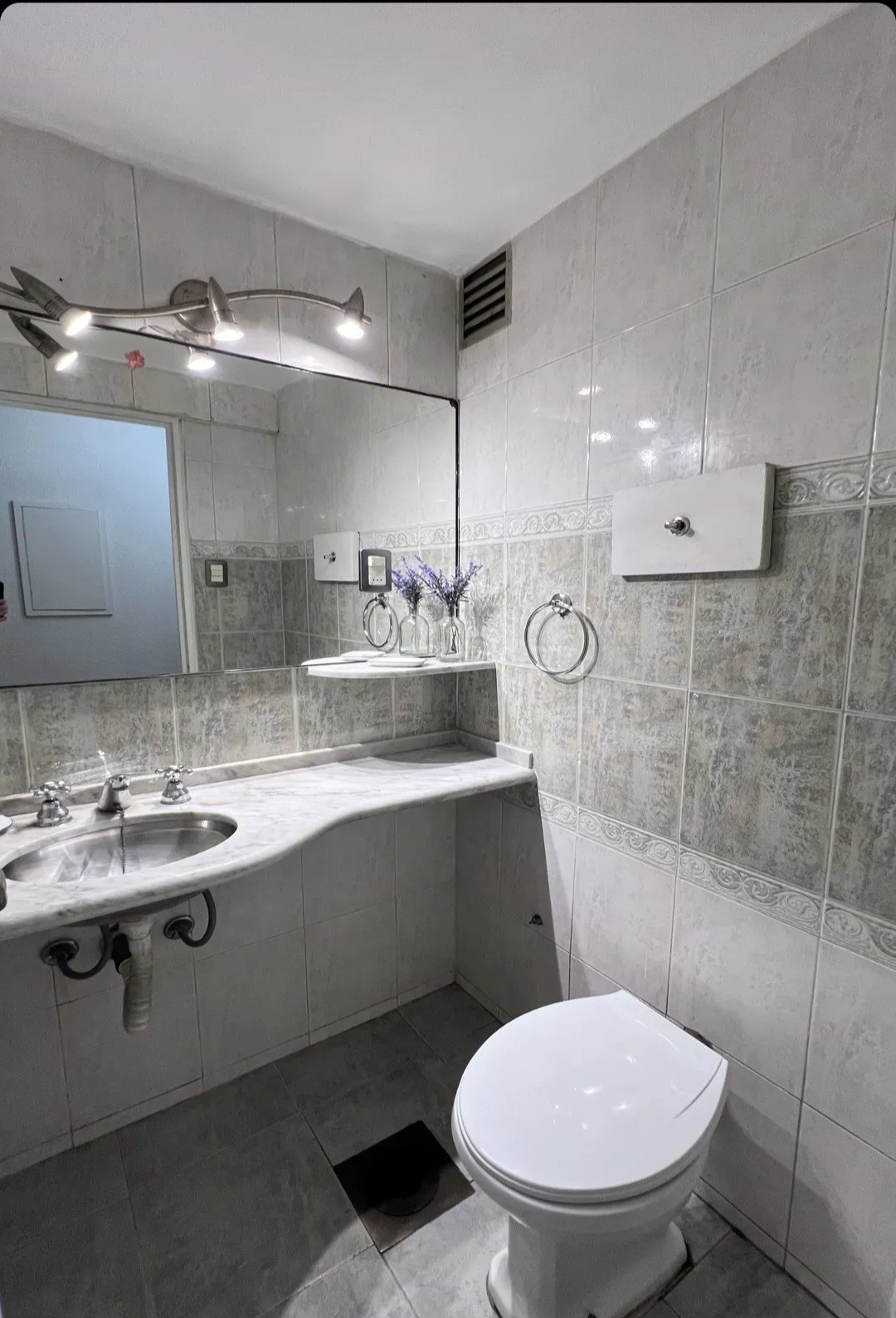 Exclusivo apartamento de 3 dormitorios y 2 baños completos, estratégicamente ubicado en Gaboto esquina Guayabos, a pasos de la Universidad.. · Foto 10