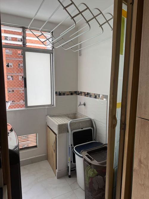 Apartamento de 3 alcobas en venta en Loma De Los Bernal, Medellín, 86 m² · foto 5 de 23