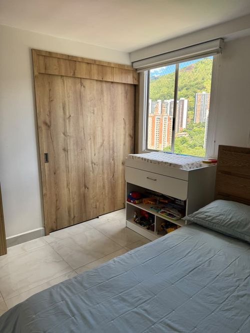 Apartamento de 3 alcobas en venta en Loma De Los Bernal, Medellín, 86 m² · foto 21 de 23