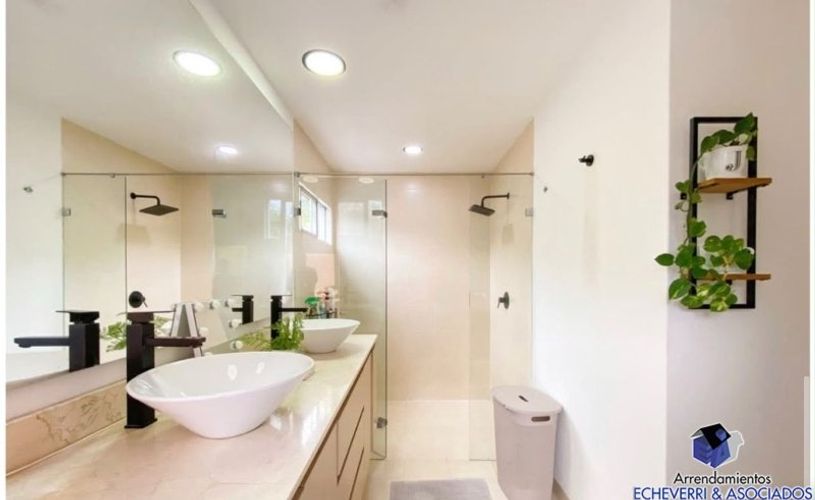 Casa de 3 alcobas en venta en Loma Del Escobero, Envigado, 300 m² · foto 2 de 7