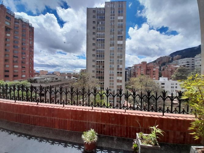 Apartamento de 3 alcobas en venta en La Cabrera, Bogotá, 441 m² · foto 2 de 24