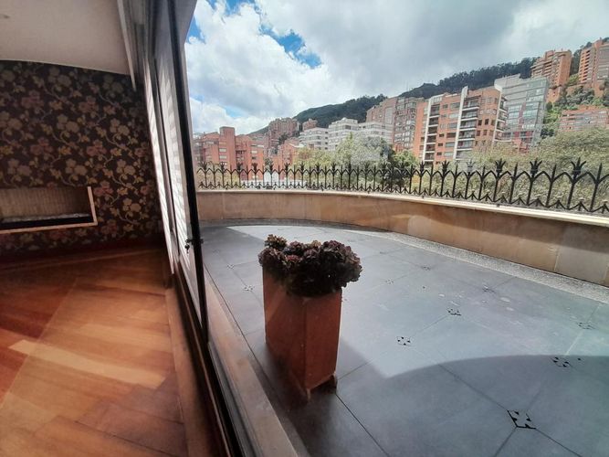Apartamento de 3 alcobas en venta en La Cabrera, Bogotá, 441 m² · foto 6 de 24