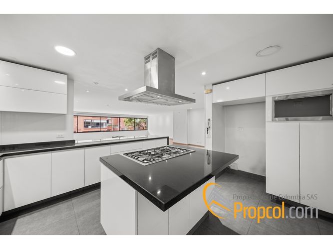 Apartamento de 3 alcobas en venta en Los Rosales, Bogotá, 214 m² · foto 5 de 18